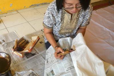 Sejumlah ibu-ibu membatik di Kampung Tematik Batik Durenan Indah, Kelurahan Mangunharjo, Kecamatan Tembalang, Kota Semarang, Jawa Tengah, Kamis (19/10/2023).