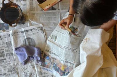 Sejumlah ibu-ibu membatik di Kampung Tematik Batik Durenan Indah, Kelurahan Mangunharjo, Kecamatan Tembalang, Kota Semarang, Jawa Tengah, Kamis (19/10/2023).