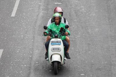Pengendara ojek online melintas di kawasan Sudirman, Jakarta, Senin (23/10/2023).