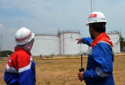 Pekerja melakukan pengecekan tangki Bahan Bakar Minyak (BBM) di PT Pertamina (Persero) Fuel Terminal Bahan Bakar Minyak (TBBM) Tegal, di Kabupaten Tegal.