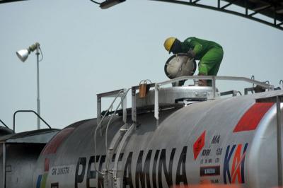 Pekerja melakukan pengecekan tangki Bahan Bakar Minyak (BBM) di PT Pertamina (Persero) Fuel Terminal Bahan Bakar Minyak (TBBM) Tegal, di Kabupaten Tegal.
