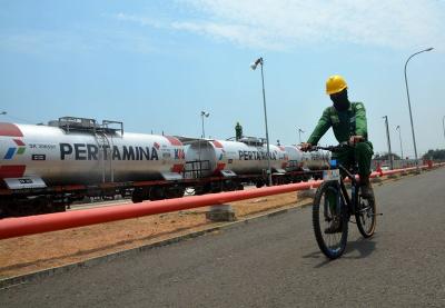 Pekerja melakukan pengecekan tangki Bahan Bakar Minyak (BBM) di PT Pertamina (Persero) Fuel Terminal Bahan Bakar Minyak (TBBM) Tegal, di Kabupaten Tegal.