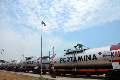 Pekerja melakukan pengecekan tangki Bahan Bakar Minyak (BBM) di PT Pertamina (Persero) Fuel Terminal Bahan Bakar Minyak (TBBM) Tegal, di Kabupaten Tegal.