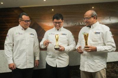 Bank Muamalat meraih penghargaan TOP Human Capital Awards 2023 #Star 4 dan The Most Committed Top Leader on Human Capital 2023 untuk Dirut Indra Falatehan.