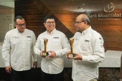 Bank Muamalat meraih penghargaan TOP Human Capital Awards 2023 #Star 4 dan The Most Committed Top Leader on Human Capital 2023 untuk Dirut Indra Falatehan.