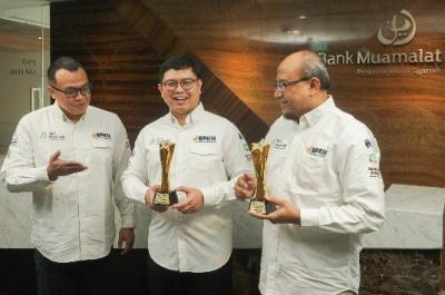 Bank Muamalat meraih penghargaan TOP Human Capital Awards 2023 #Star 4 dan The Most Committed Top Leader on Human Capital 2023 untuk Dirut Indra Falatehan.