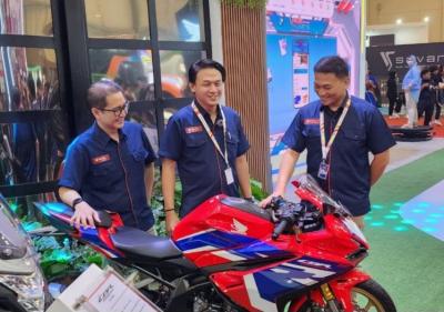 FIFGROUP membuka booth di Indonesia Motorcycle Show Plus (IMOS+) 2023,  di ICE BSD City, Kabupaten Tangerang, Banten, Rabu (25/10/2023).