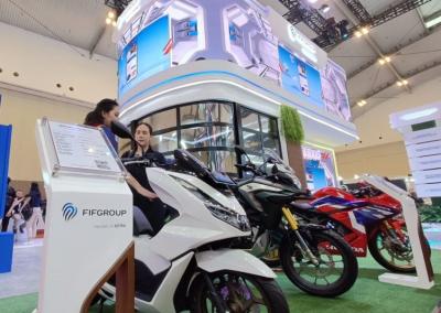 FIFGROUP membuka booth di Indonesia Motorcycle Show Plus (IMOS+) 2023,  di ICE BSD City, Kabupaten Tangerang, Banten, Rabu (25/10/2023).