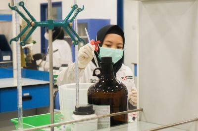Sejumlah pekerja melakukan aktivitas produksi di PT Menarini Indria Laboratories, Cikarang, Jawa Barat, Kamis (26/10/2023).