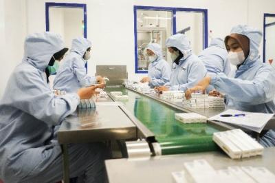 Sejumlah pekerja melakukan aktivitas produksi di PT Menarini Indria Laboratories, Cikarang, Jawa Barat, Kamis (26/10/2023).