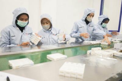 Sejumlah pekerja melakukan aktivitas produksi di PT Menarini Indria Laboratories, Cikarang, Jawa Barat, Kamis (26/10/2023).