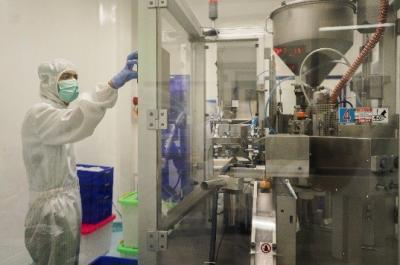 Sejumlah pekerja melakukan aktivitas produksi di PT Menarini Indria Laboratories, Cikarang, Jawa Barat, Kamis (26/10/2023).