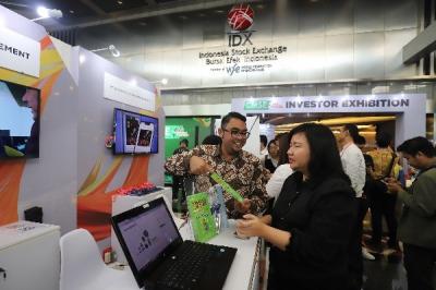 Direktur PT MNC Asset Management Dimas Aditya Ariadi berbincang dengan nasabah pada acara Capital Market Summit & Expo (CMSE) 2023.