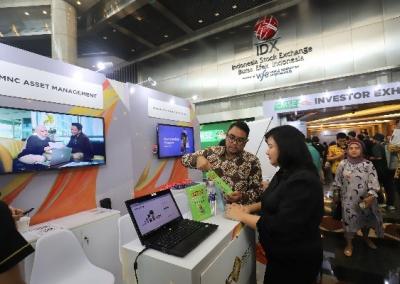 Direktur PT MNC Asset Management Dimas Aditya Ariadi berbincang dengan nasabah pada acara Capital Market Summit & Expo (CMSE) 2023.