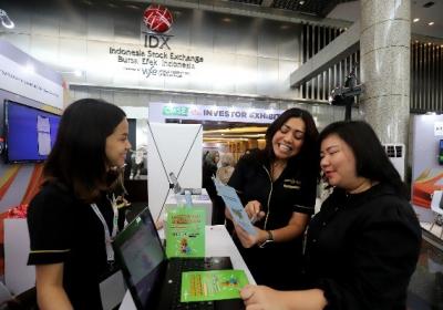 Direktur PT MNC Asset Management Dimas Aditya Ariadi berbincang dengan nasabah pada acara Capital Market Summit & Expo (CMSE) 2023.