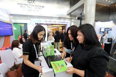 Direktur PT MNC Asset Management Dimas Aditya Ariadi berbincang dengan nasabah pada acara Capital Market Summit & Expo (CMSE) 2023.