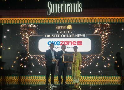 Direktur Sales dan Marketing iNews Esmal Diansyah menerima penghargaan Superbrands Indonesia Awards 2023 di Jakarta, Jumat (27/10/2023).
