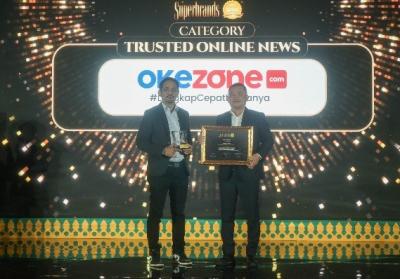 Direktur Sales dan Marketing iNews Esmal Diansyah menerima penghargaan Superbrands Indonesia Awards 2023 di Jakarta, Jumat (27/10/2023).