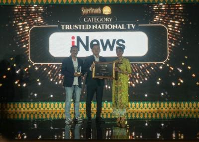 Direktur Sales dan Marketing iNews Esmal Diansyah menerima penghargaan Superbrands Indonesia Awards 2023 di Jakarta, Jumat (27/10/2023).