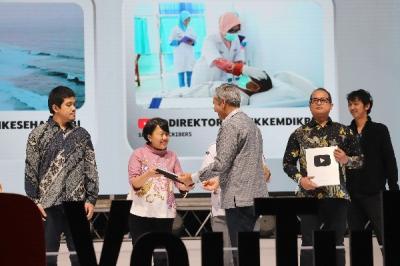 YouTube memberikan penghargaan Play Button Awards bagi creator ekonomi digital mulai dari silver button hingga gold button.