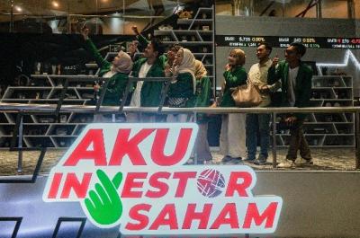 Sejumlah mahasiswa melakukan kunjungan edukasi pasar modal di Main Hall Bursa Efek Indonesia, Jakarta, Selasa (31/10/2023).