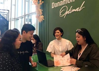 Consumer Segmentation Head PT Bank Danamon Indonesia Tbk Meliani Chandra Biantoro (tengah), memberikan pemaparan ke wartawan saat Media Tour Bridestory Market .