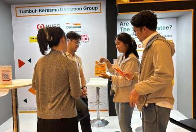 Direktur Global Alliance Strategy PT Bank Danamon Indonesia Tbk Jin Yoshida berdiskusi dengan awak media.