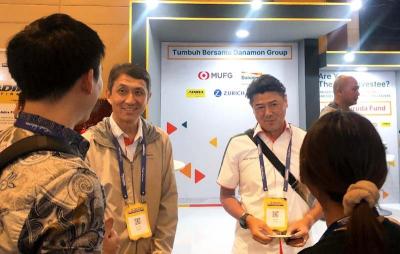 Direktur Utama PT Bank Danamon Indonesia Tbk Daisuke Ejima mengunjungi booth Danamon dan grup perusahaannya dalam acara Tech in Asia Conference 2024.