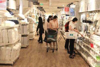 Penvunjung memilih barang di toko kedua Nitori di Lippo Mall Puri, Jakarta, Jumat (13/12/2024).