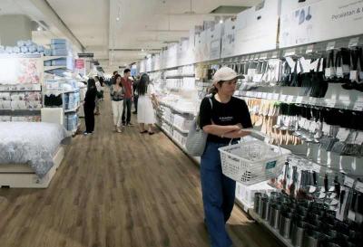 Penvunjung memilih barang di toko kedua Nitori di Lippo Mall Puri, Jakarta, Jumat (13/12/2024).