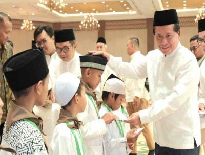 Direktur Utama BSI Hery Gunardi  saat memberikan santunan kepada anak-anak yatim di JCC Senayan Jakarta.