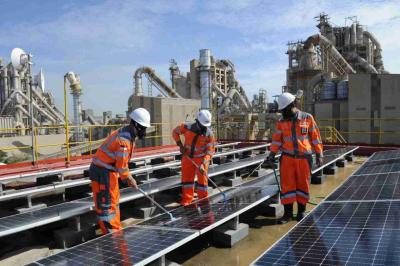 Fasilitas panel surya di area rooftop raw mill Tuban 1, Pabrik Tuban, Jawa Timur.