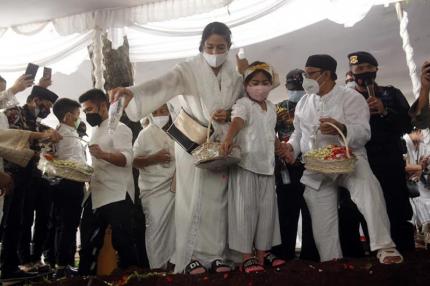 Artis Dian Sastro bersama keluarga mengikuti prosesi pemakaman jenazah pengusaha Adiguna Sutowo di TPU Tanah Kusir, Jakarta, Minggu (18/4/2021).