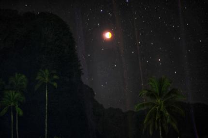 Gerhana bulan terlihat di kawasan pegunungan karst, Dusung Rammang-rammang, Kabupaten Maros, Sulawesi Selatan, Rabu (26/5/2021).