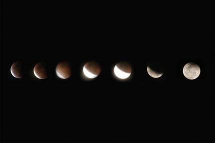 Foto montase proses fenomena Gerhana Bulan Total yang menghiasi langit kota Surabaya, Jawa Timur, Rabu (26/5/2021).