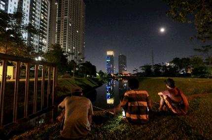 Gerhana bulan total menjadi buruan para pewarta foto dan warga untuk mengabadikan peristiwa langka tersebut dari sejumlah lokasi di wilayah ibukota Jakarta.
