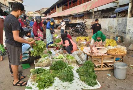 Suasana aktivitas perdagangan di Pasar Peterongan Semarang, Jawa Tengah, tampak sepi dan lengang, Minggu (18/7/2021).