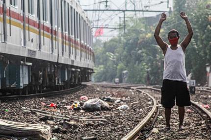 Sejumlah warga sedang berjemur pagi di kawasan Ancol, Jakarta Utara, Selasa (28/9/2021).