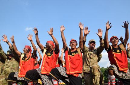 Kegiatan perkenalan beragam atraksi kesenian di Lapangan Mako Yonif Raider 400/BR, Srondol, Semarang, Jawa Tengah, Rabu (13/10/2021).
