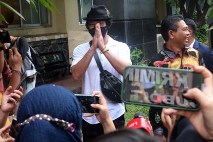 Aktor Denny Sumargo saat tiba di Diskrimum Polda Metro Jaya, Jakarta Selatan, Selasa (19/10/2021).