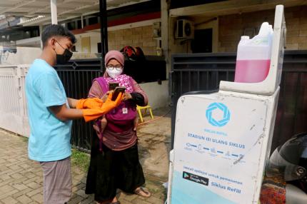 Pembeli bertransaksi nontunai melalui QRIS di Depok, Jawa Barat, Rabu (3/11/2021).