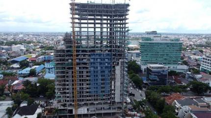 Proyek 31 Sudirman Suite dibangun di atas luas tanah 3.805 m2 dan terdiri dari 3 lantai basement, 20 lantai hotel, dan 26 lantai apartement.