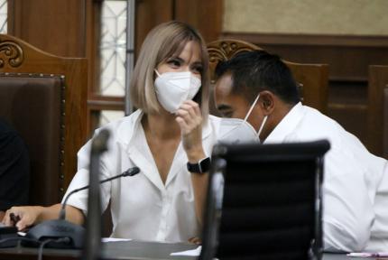 Terdakwa artis Nia Ramadhani menjalani sidang lanjutan di Pengadilan Negeri, Jakarta Pusat, Kamis (9/12/2021).