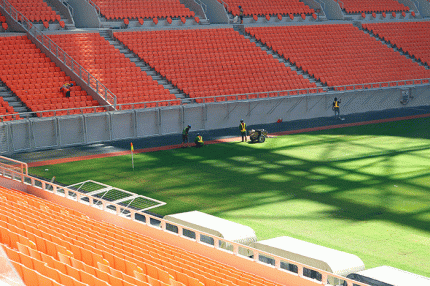 Sejumlah pekerja menyelesaikan proyek Jakarta International Stadium, Papanggo, Jakarta Utara, Kamis (24/3/2022).