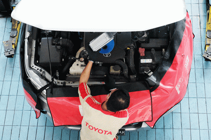 Sejumlah mekanik tengah memeriksa kendaraan roda empat di bangkel resmi Kalla Toyota Jalan Serui Makassar, Senin (9/5/2022).