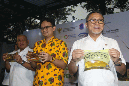 Menteri Perdagangan Zulkifli Hasan melayani warga yang membeli Minyak Goreng Rakyat Kemasan dengan harga Rp 14.000 yang dinamai Minyakita.