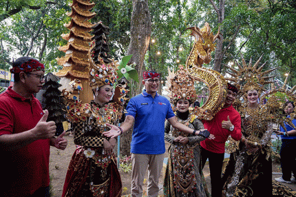 Menparekraf Sandiaga Salahuddin Uno meresmikan taman rekreasi The Carnival yang berada di Kabupaten Nganjuk, Jawa Timur, Sabtu (8/10/2022).
