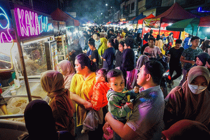 Sejumlah warga tengah membeli jajanan di pusat kuliner jalanan (Streetfood) Cidu, Makassar, Selasa (15/11/2022).
