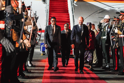 Menparekraf Sandiaga Salahuddin Uno menyambut kedatangan sejumlah pimpinan negara yang datang menghadiri Konferensi Tingkat Tinggi G20 di Bali.