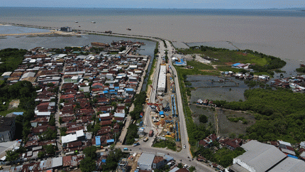 Pekerja beraktivitas di lokasi proyek jalan akses tol Makassar New Port (MNP) di Makassar, Senin (21/11/2022).